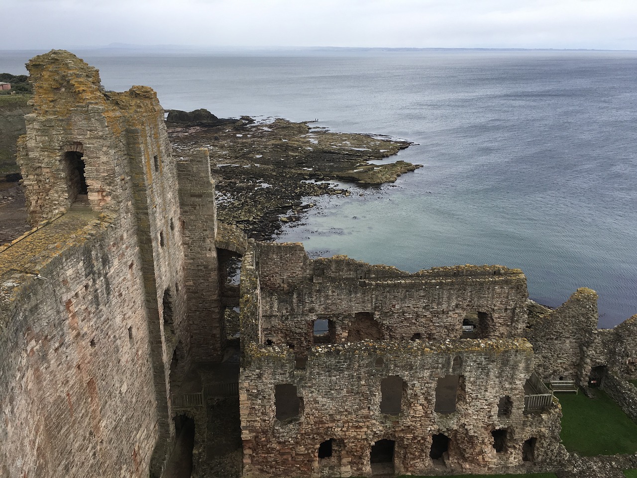 tantallon castle, castle on a cliff overlooking water