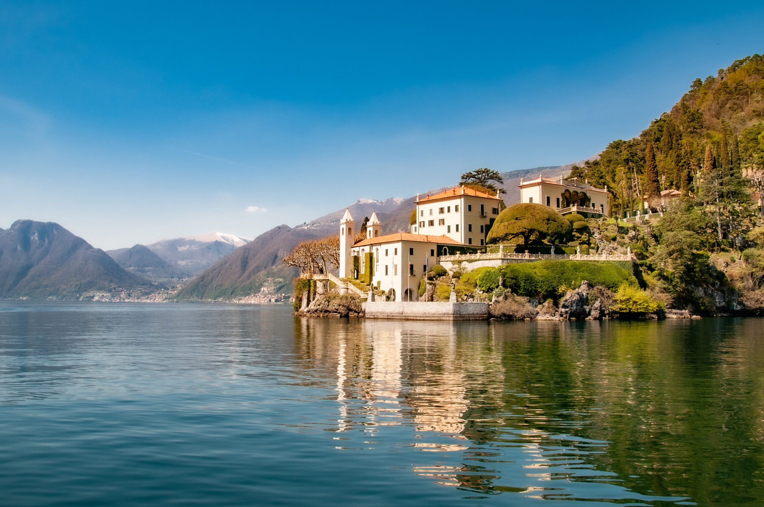 Lake como italy - a town on the water