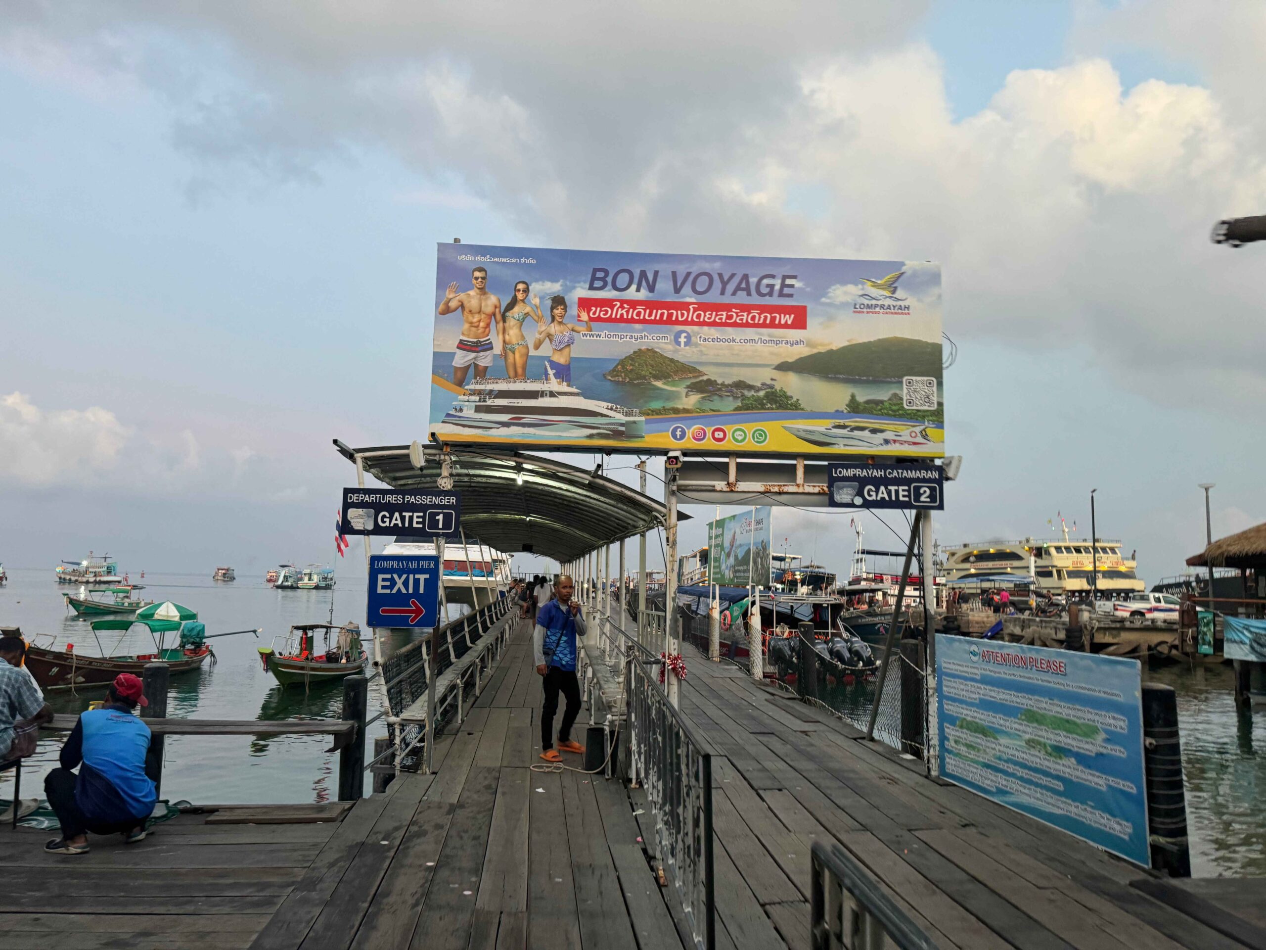 Ferry Pier in Koh Tao with a sign and lots of boats