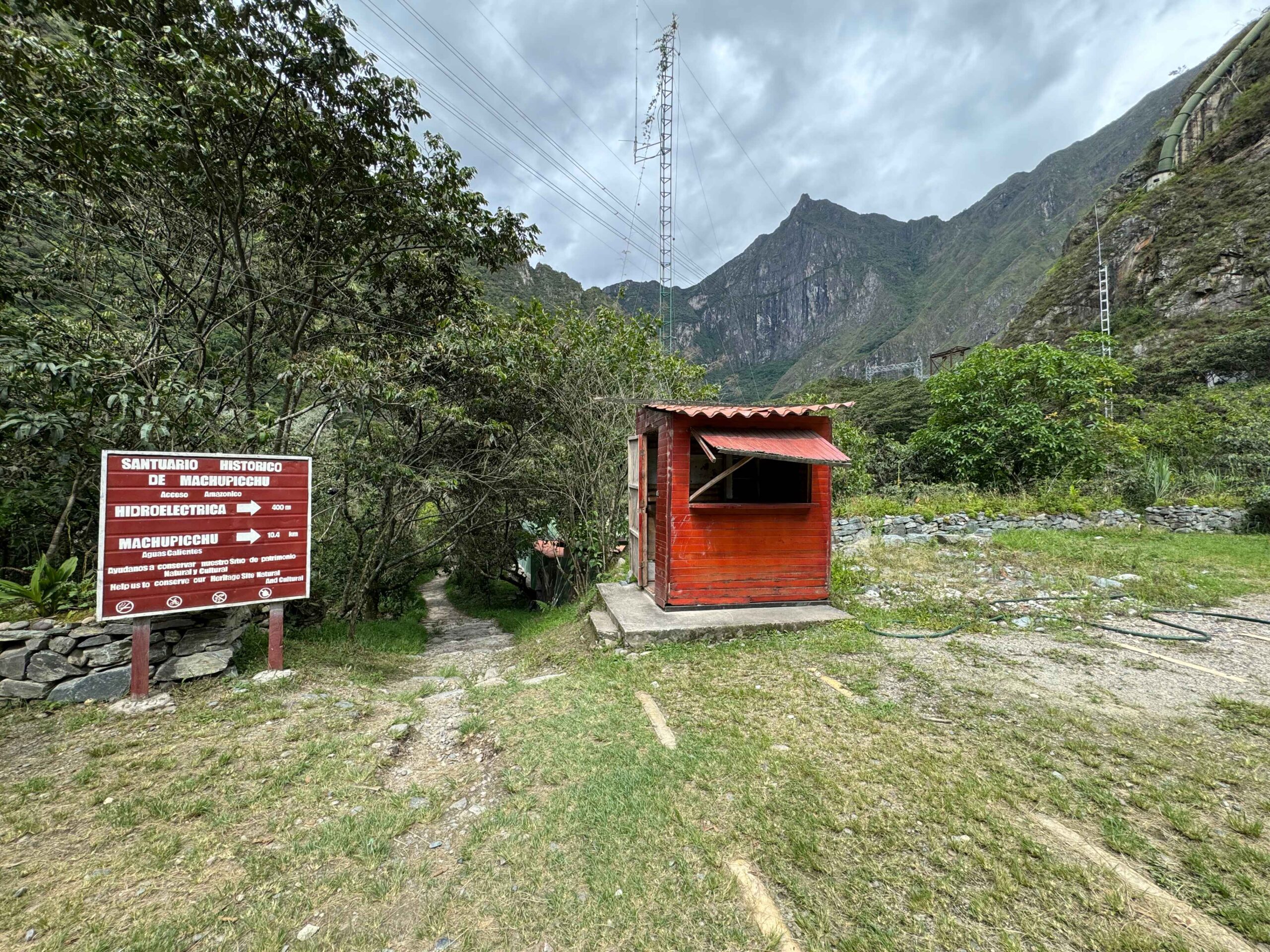 trail head from hydroelectrica to machu picchu