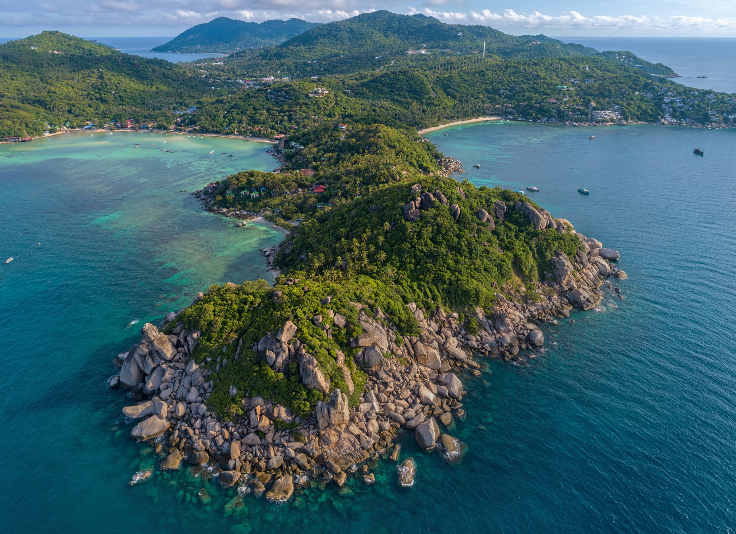 Koh Tao Island picture - best beaches on koh tao with rocks and mountains on the island