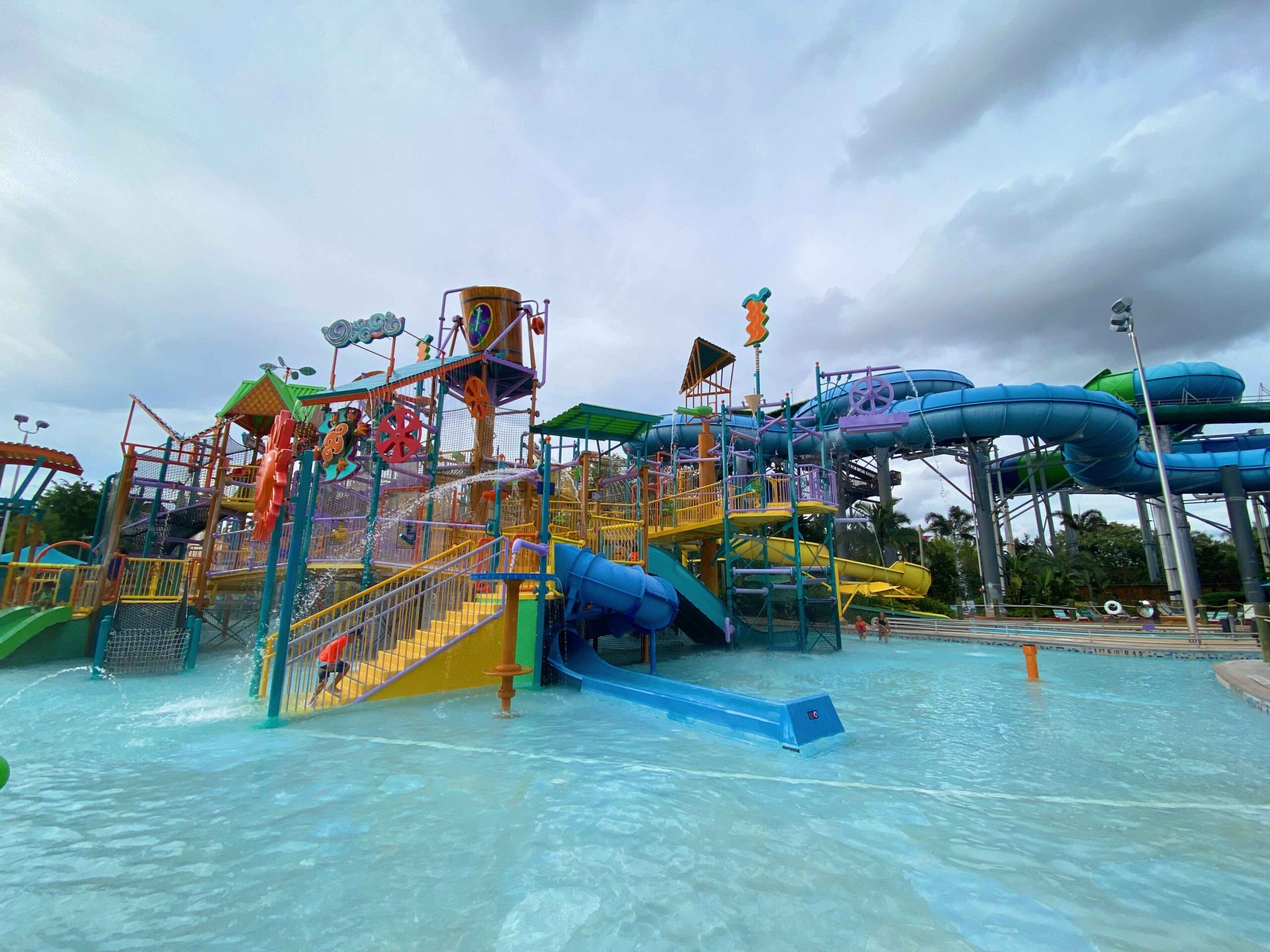 splash and play area for small children in waterpark